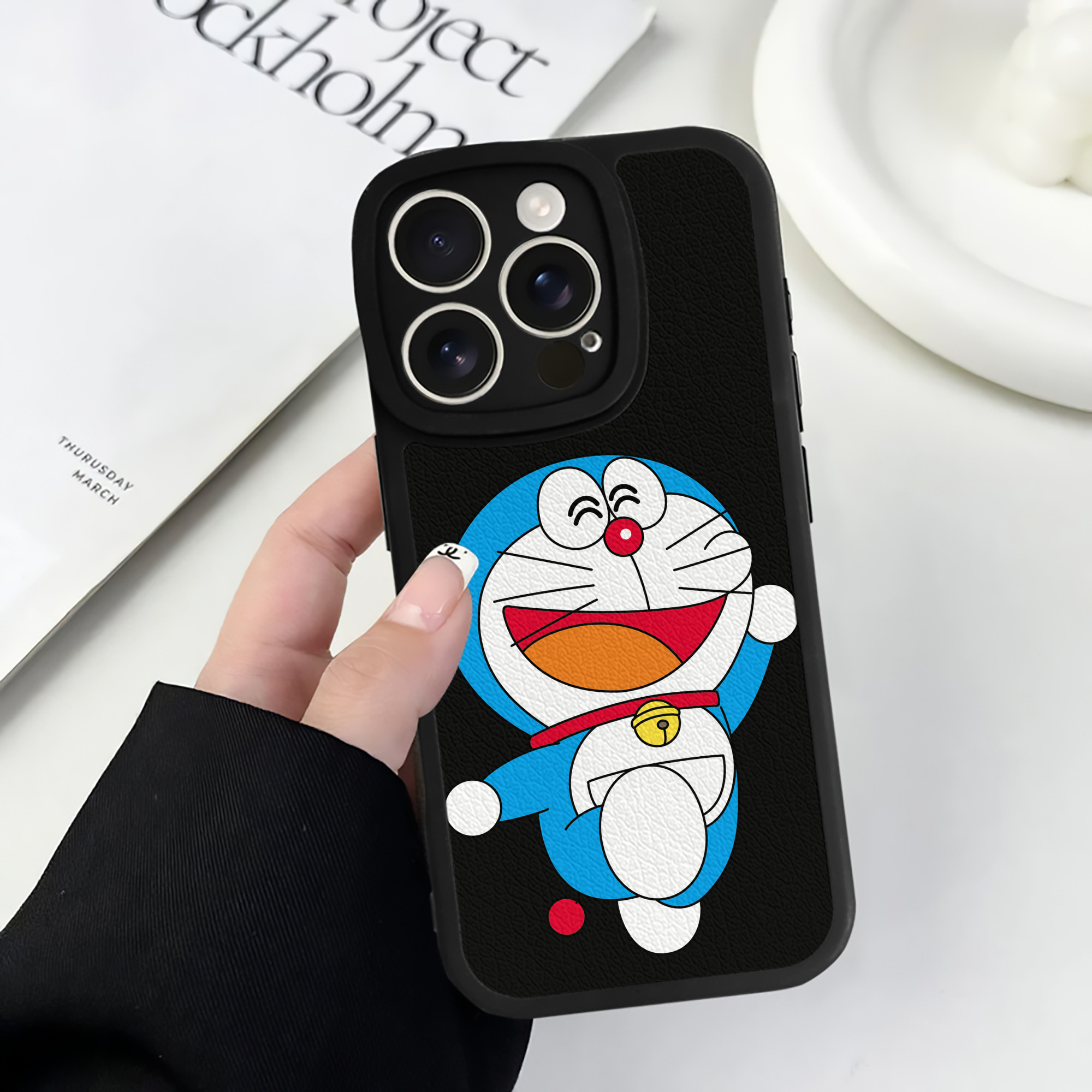 （画像用） ドラえもん Doraemon 【iPhone 16シリーズ対応】シリコンスマホケース（レザー調） 材質：シリコン
